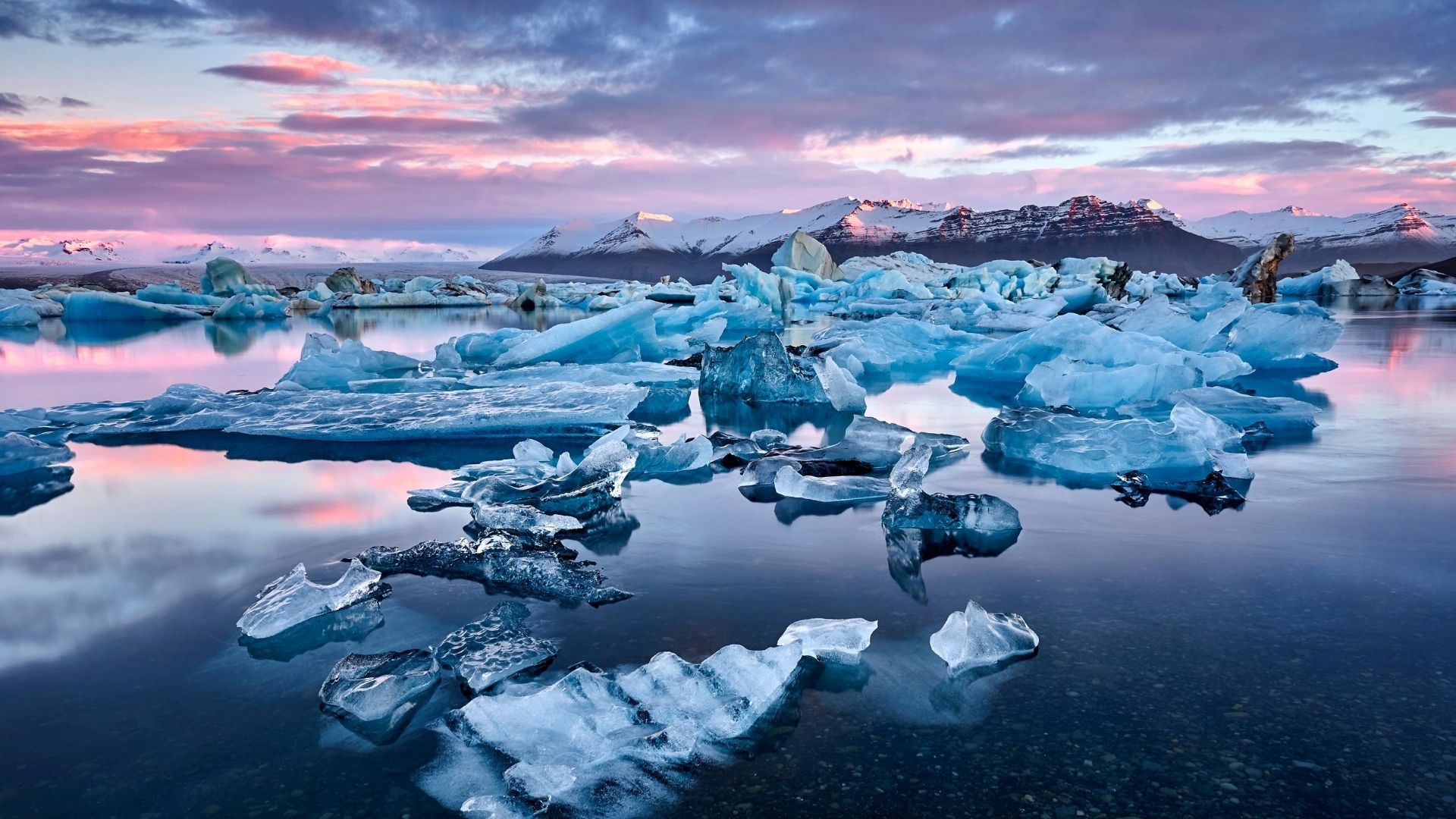 NASA destaca fotografia com aurora boreal e vulcão na Islândia