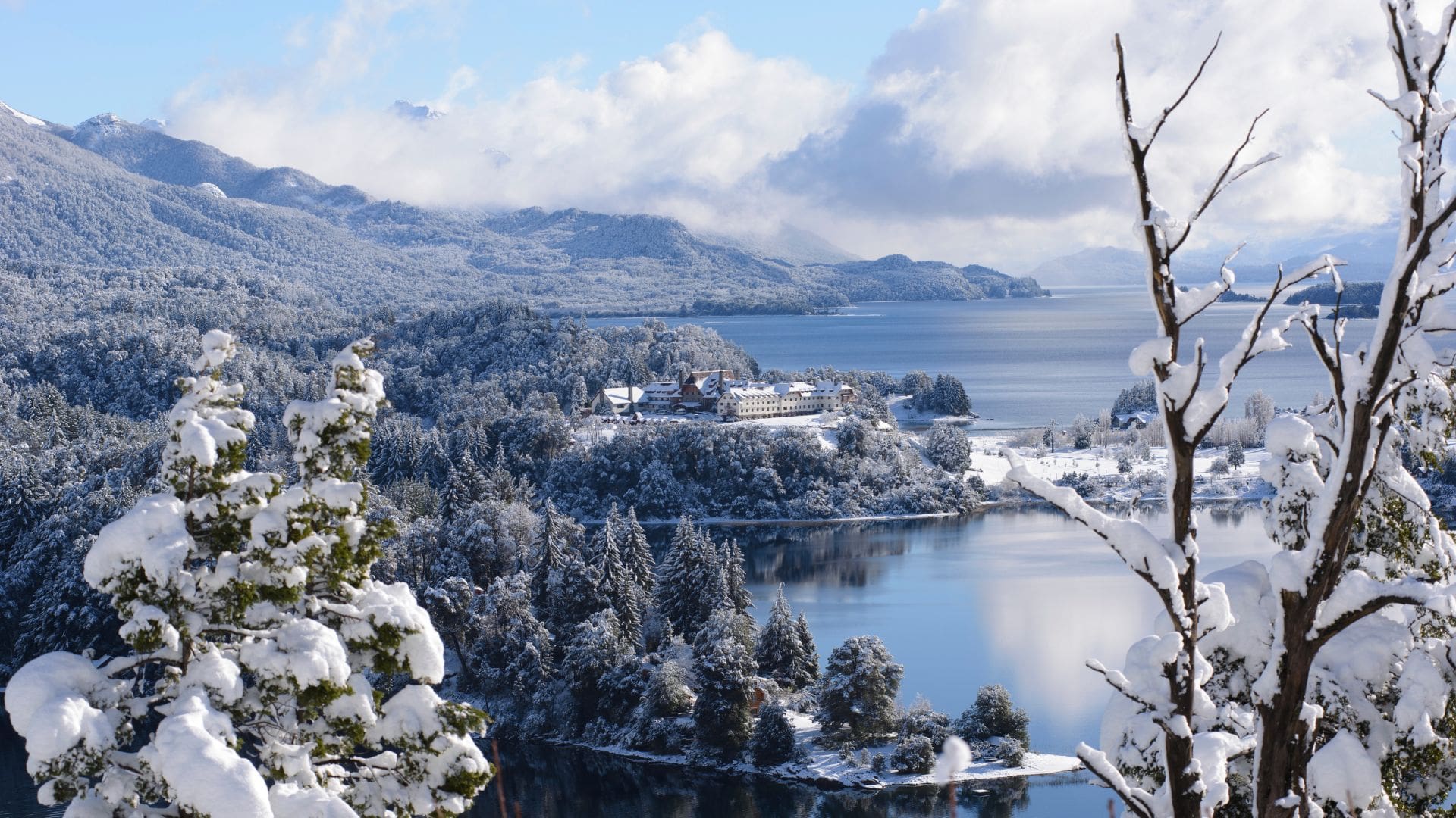 Duas Pessoas Caminhando Num Dia De Inverno Com Neve E Sol Cheio